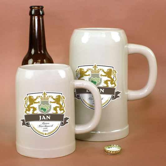 Zwei personalisierte Bierkrüge mit Name Jan und Wappenmotiv neben Bierflasche und Kronkorken