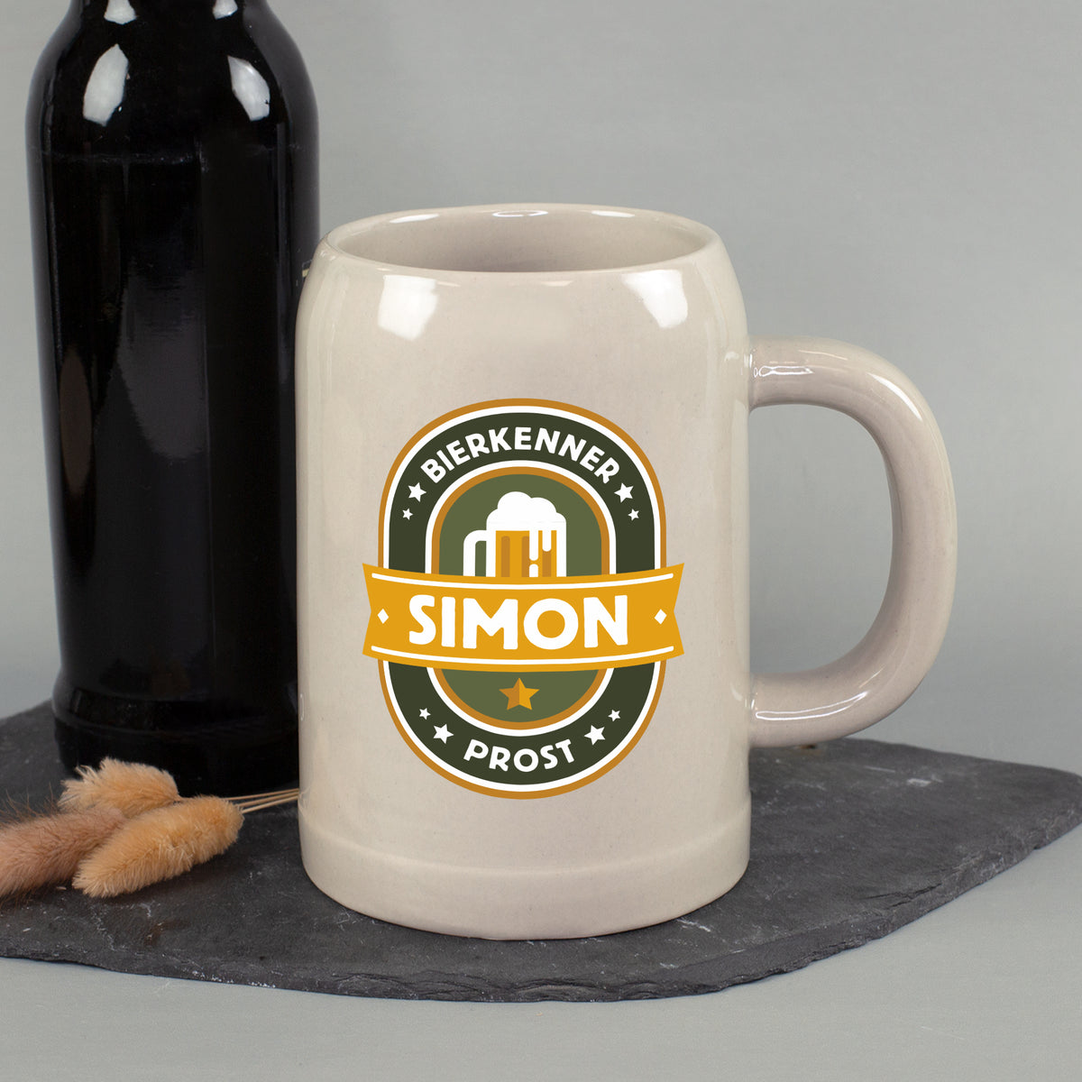Personalisierter Bierkrug mit Namen Simon auf dekorativer Schieferplatte