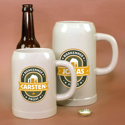 Personalisierter Steingut Bierkrug mit Namen Carsten und Jonas in zwei Größen neben Bierflasche