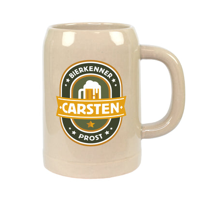 Freigestellter Bierkrug mit personalisiertem Bierkenner-Motiv und Wunschname