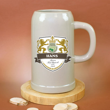 Personalisierter Bierkrug mit Name Hans und Jahr 1964 auf Holzscheibe vor braunem Hintergrund