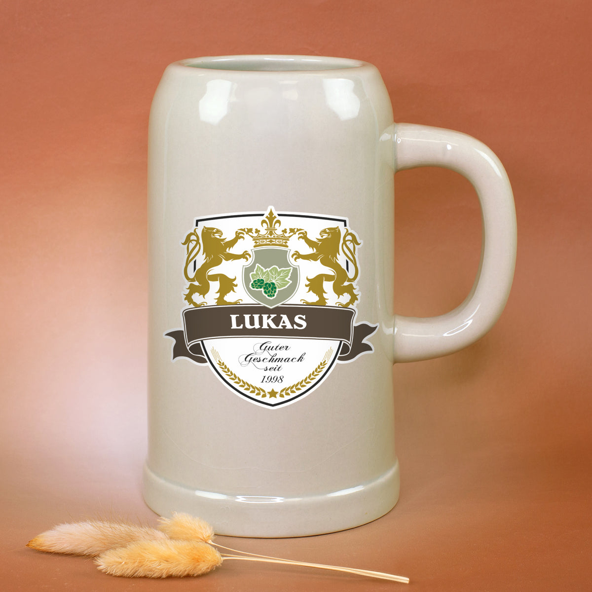 Großer personalisierter Bierkrug mit Name Lukas und Jahr 1998 vor braunem Hintergrund