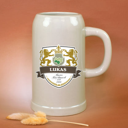 Großer personalisierter Bierkrug mit Name Lukas und Jahr 1998 vor braunem Hintergrund