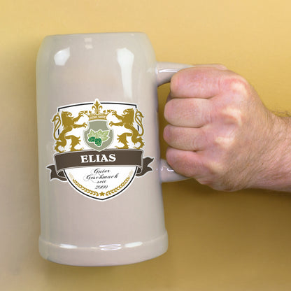 Bierkrug mit Name Elias und Jahr 2000 wird am Henkel gehalten
