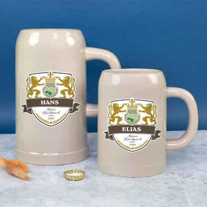 Zwei Bierkrüge in 1 Liter und 0,5 Liter mit Namen Hans und Elias im Größenvergleich