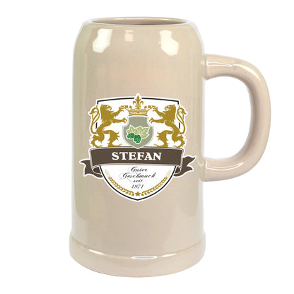 Freigestellter großer Bierkrug mit Name Stefan und Jahr 1971 auf weißem Hintergrund