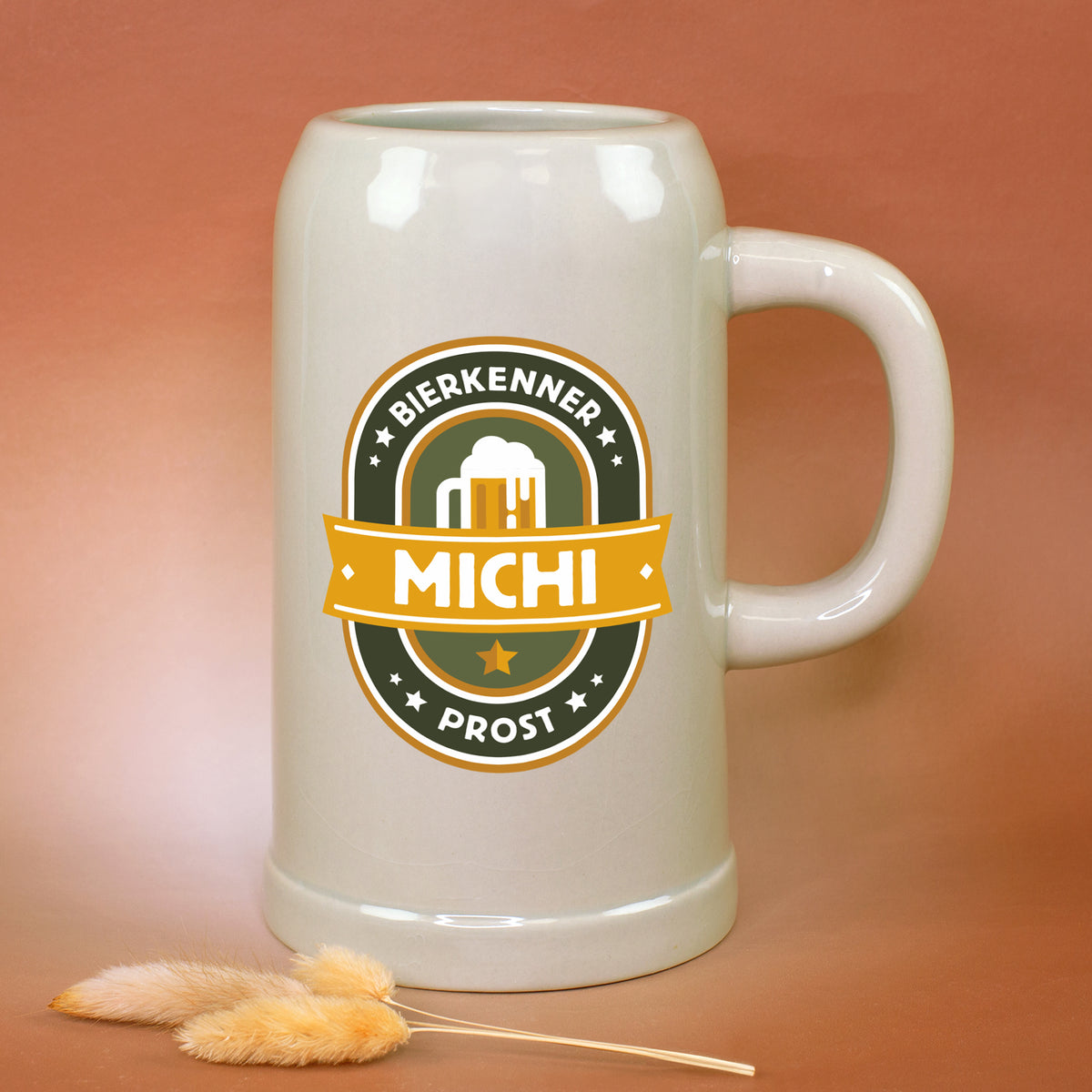 Bierkrug aus Keramik mit Bierkenner-Motiv und Wunschname als Geschenk für Männer