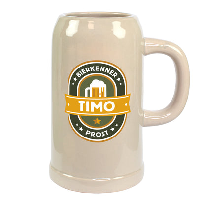 Freigestellter großer Bierkrug mit personalisiertem Bierkenner-Motiv und Wunschname