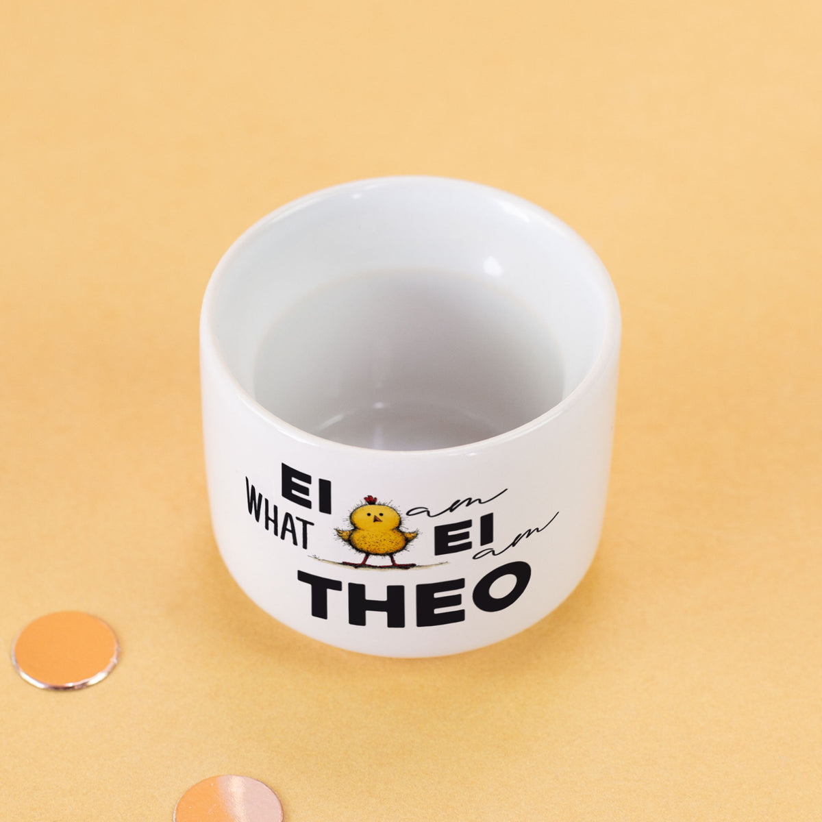 Weißer Eierbecher aus Keramik mit lustigem Ei Wortspiel und Küken Motiv personalisiert mit Name Theo