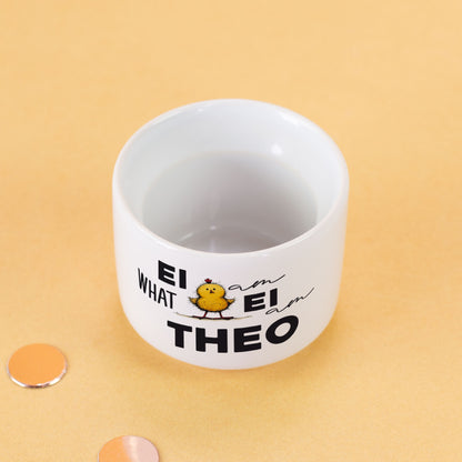 Weißer Eierbecher aus Keramik mit lustigem Ei Wortspiel und Küken Motiv personalisiert mit Name Theo