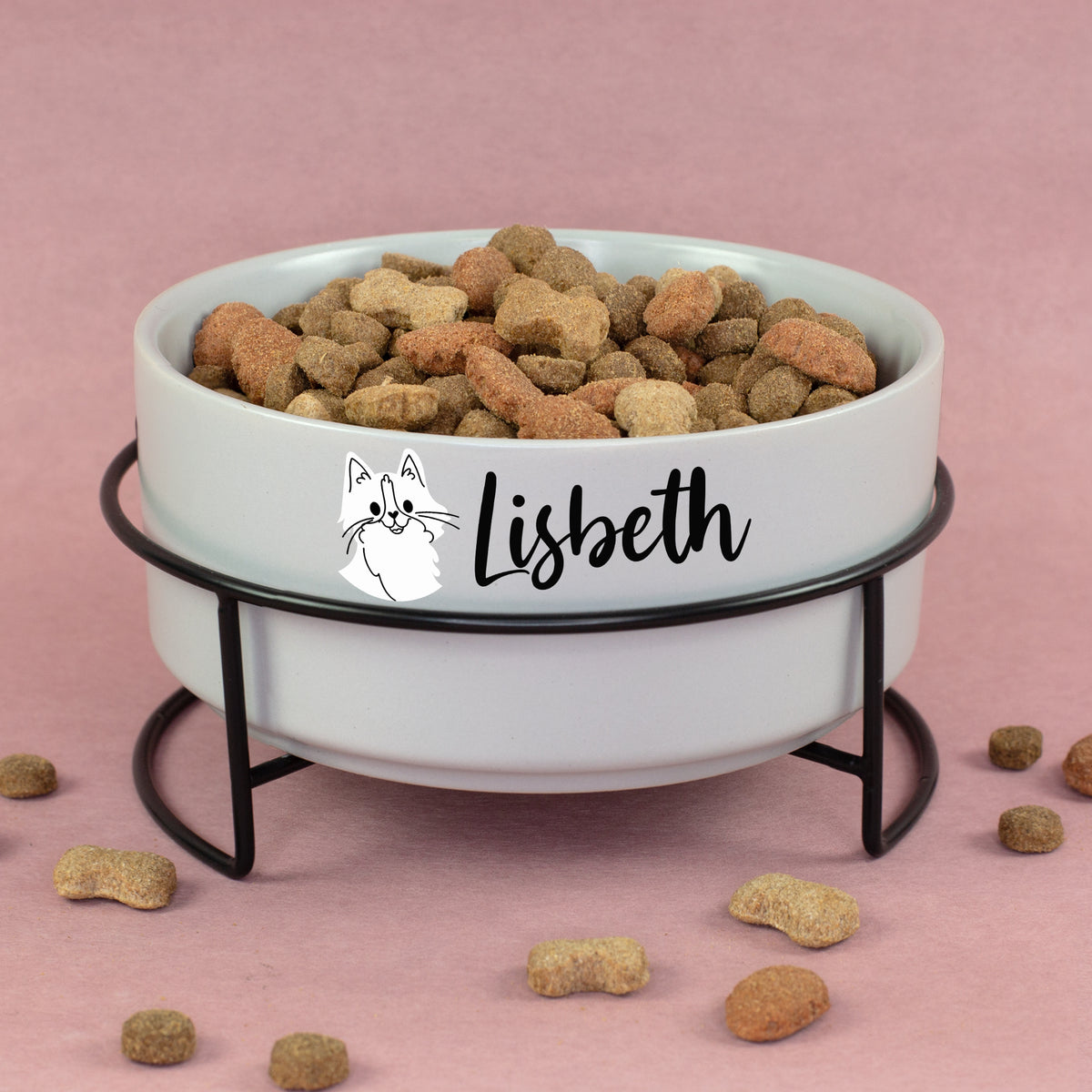 Personalisierter grauer Katzennapf mit Katzenmotiv und Name Lisbeth auf schwarzem Metallgestell, gefüllt mit Trockenfutter