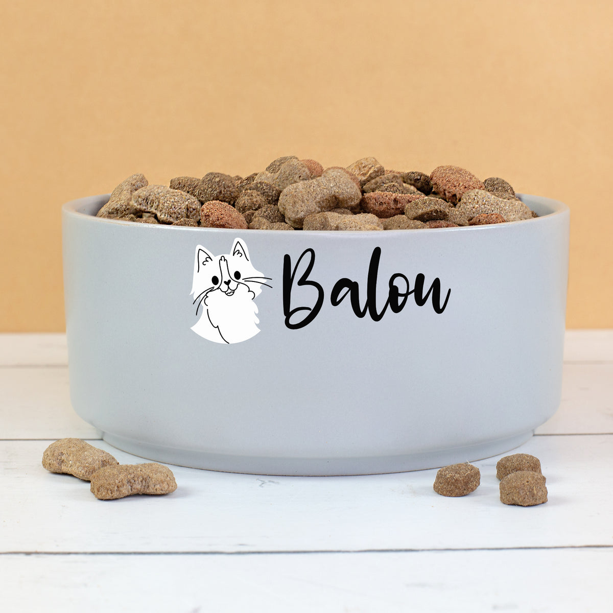 Grauer Futternapf für Katzen mit Katzenmotiv und Name Balou, gefüllt mit Trockenfutter ohne Metallgestell