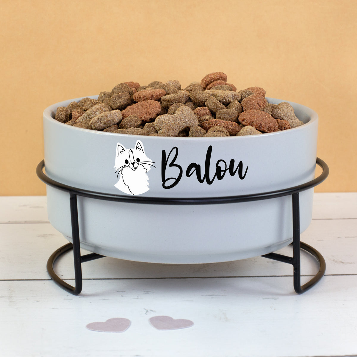 Personalisierter Katzennapf mit Name Balou und Katzenmotiv auf schwarzem Metallgestell mit Trockenfutter