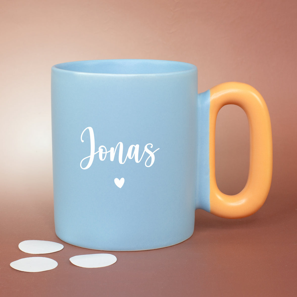 Blaue Tasse mit Name Fabian und Herz sowie orangefarbenem Griff
