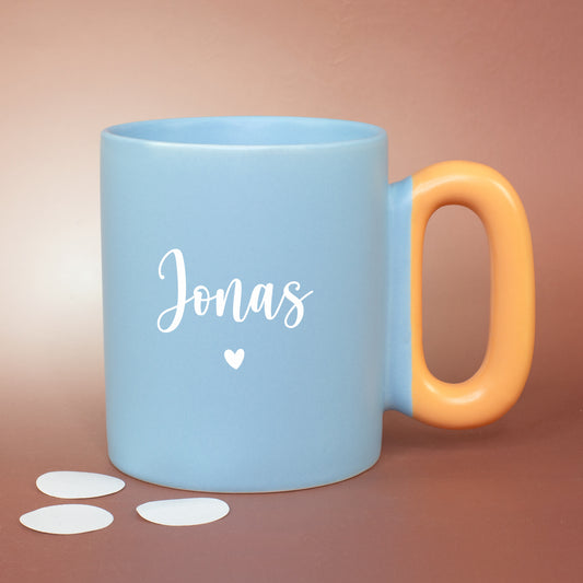Blaue Tasse mit Name Fabian und Herz sowie orangefarbenem Griff