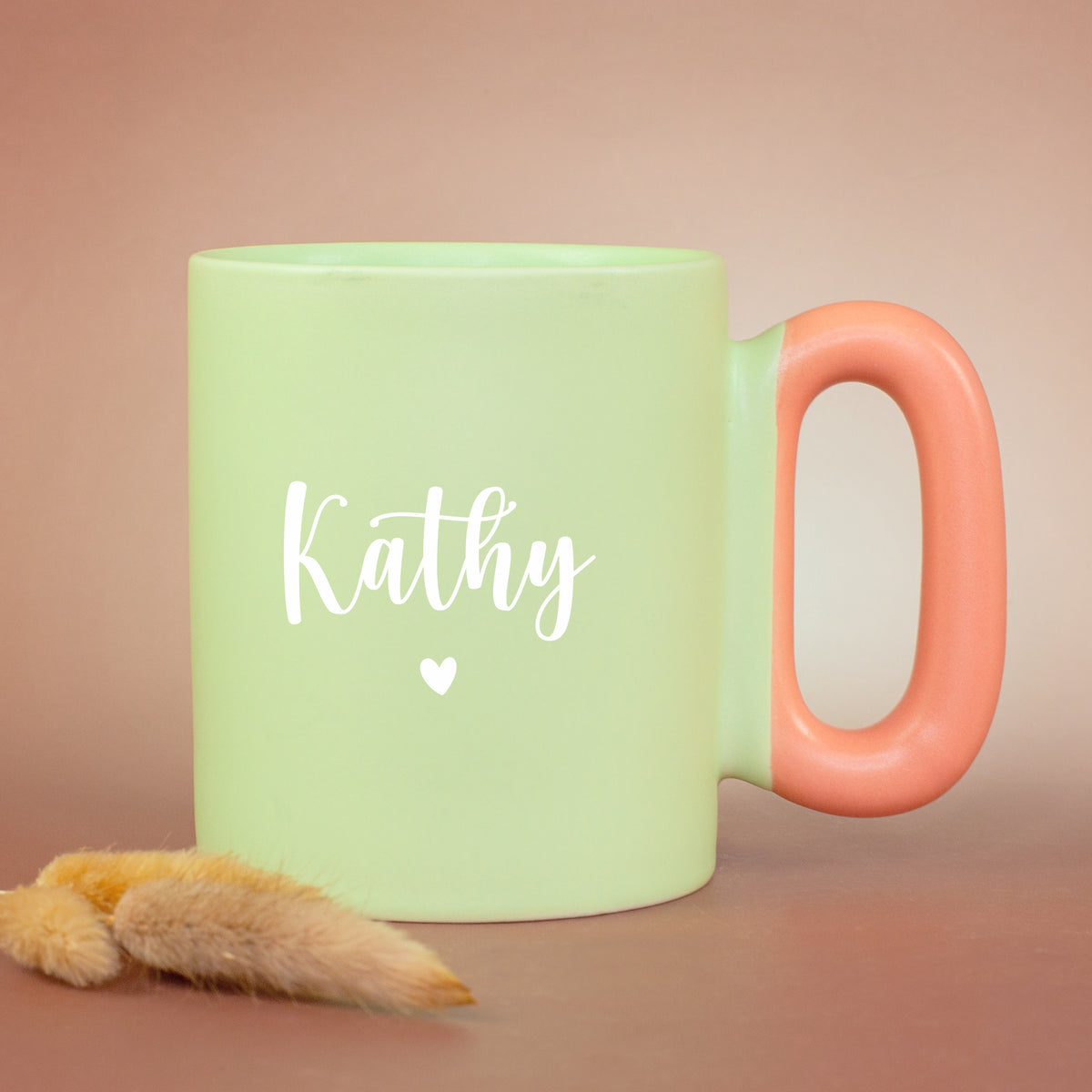 Grüne Tasse mit Name Markus und Herzmotiv und korallfarbenem Griff