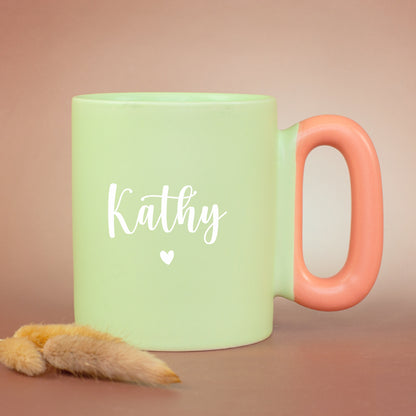 Grüne Tasse mit Name Markus und Herzmotiv und korallfarbenem Griff