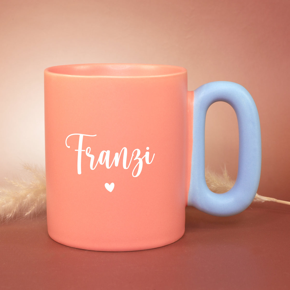 Korallfarbene Tasse mit Name Johanna und Herz sowie blauem Griff