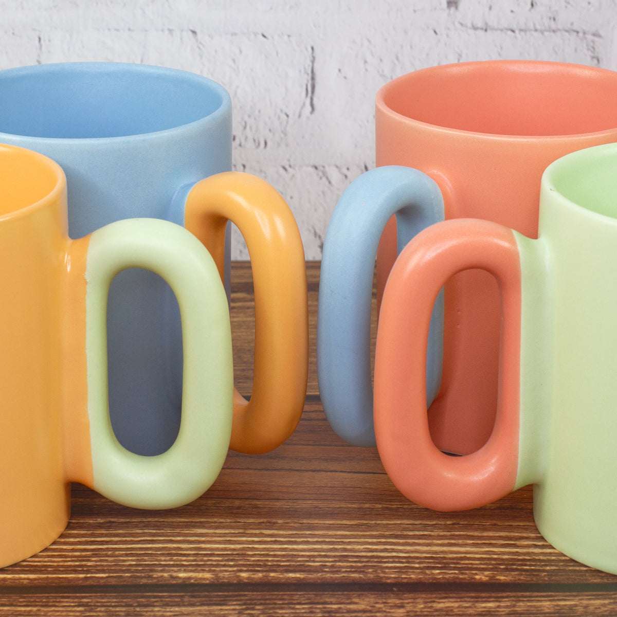 Blaue personalisierte Tasse mit Name Jonas und Herz auf neutralem Hintergrund