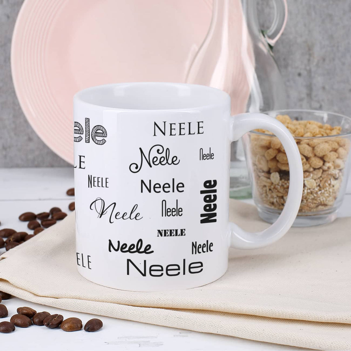 Personalisierte Tasse mit schwarzem Druck von Namen