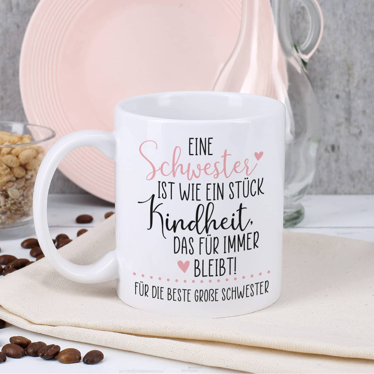 Keramiktasse mit Spruch "Eine Schwester ist wie ein Stück Kindheit"
