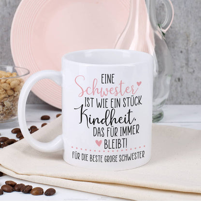 Keramiktasse mit Spruch "Eine Schwester ist wie ein Stück Kindheit"