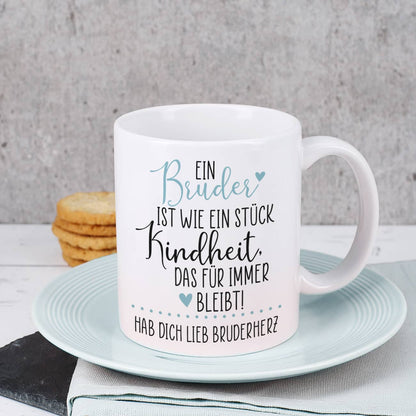 Keramiktasse mit Spruch "Ein Bruder ist wie ein Stück Kindheit"