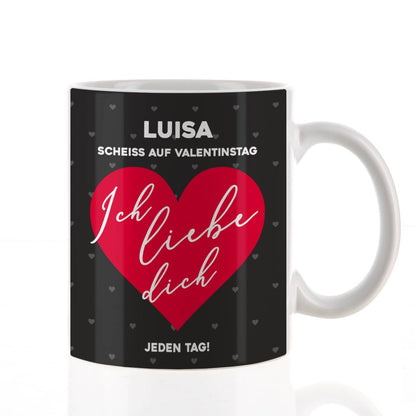 Scheiß auf Valentinstag ich liebe dich jeden Tag - Tasse mit Name & Herz in schwarz