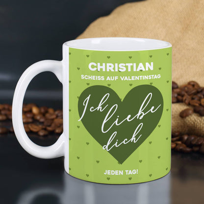 Scheiß auf Valentinstag ich liebe dich jeden Tag - Tasse mit Name & Herz in grün