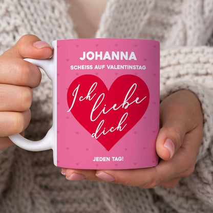 Scheiß auf Valentinstag ich liebe dich jeden Tag - Tasse mit Name & Herz in pink