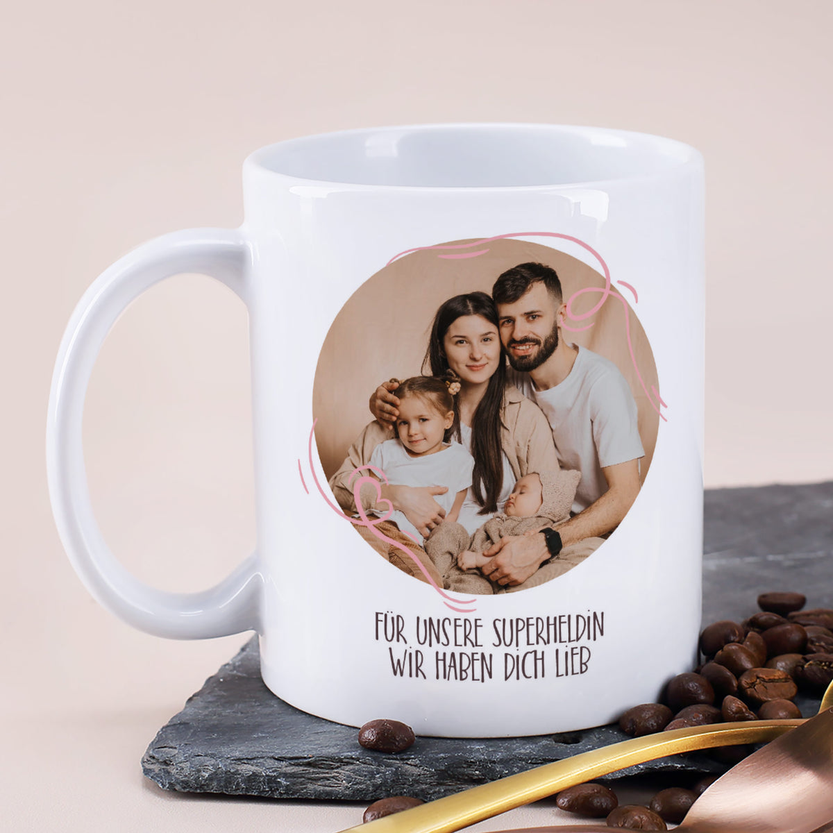 Individuell bedruckte Tasse mit Familienfoto und Text „Für unsere Superheldin – wir haben dich lieb“ auf Steinunterlage