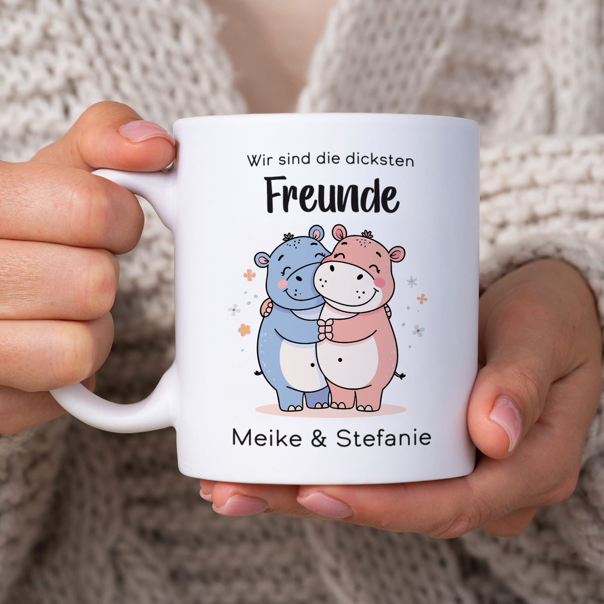 Nahaufnahme des Tassenmotivs – lachende Nilpferde und individueller Text
