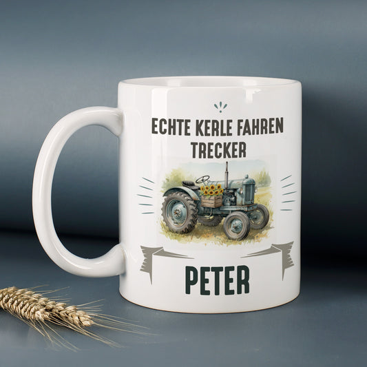 Weiße Keramiktasse mit Retro-Traktor-Motiv, Aufdruck „Echte Kerle fahren Trecker“ und Name Peter