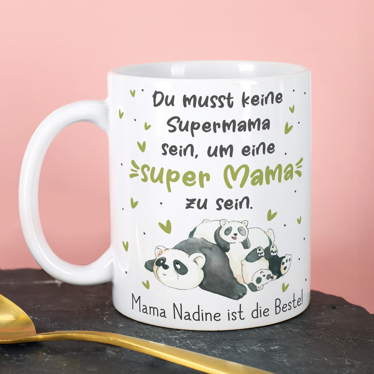 Personalisierte Tasse Super Mama mit Panda Motiv und Wunschtext auf rosa Hintergrund