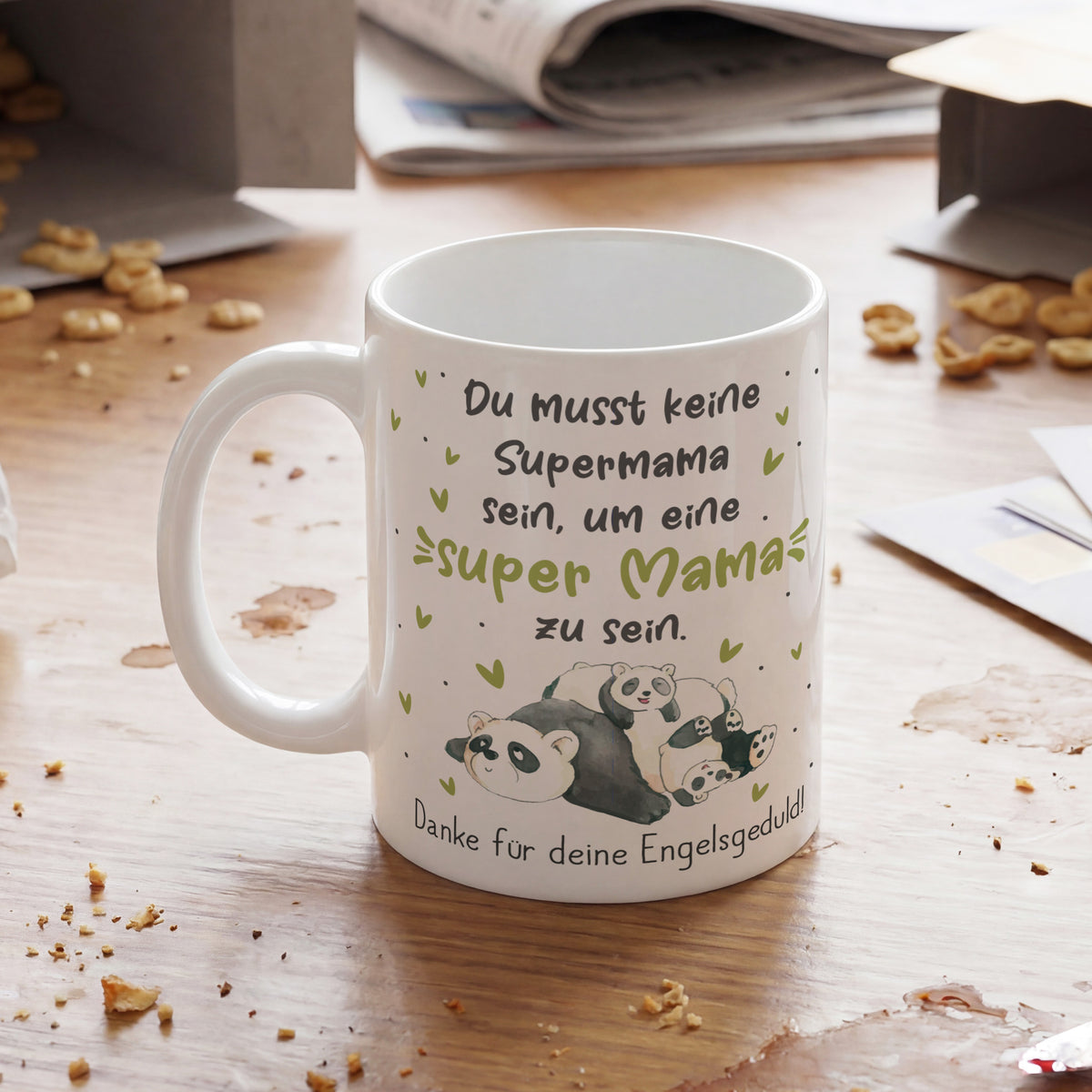Tasse mit Panda Motiv und Spruch Super Mama auf Tisch mit Keksen dekoriert