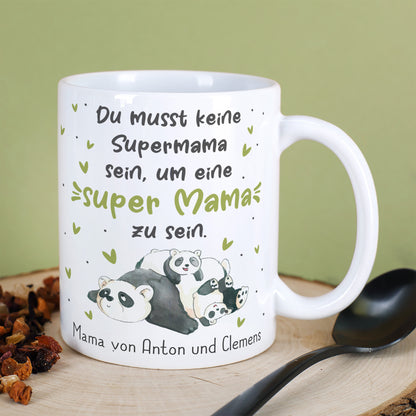 Personalisierte Mama Tasse mit Panda Design auf grünem Hintergrund Nahaufnahme