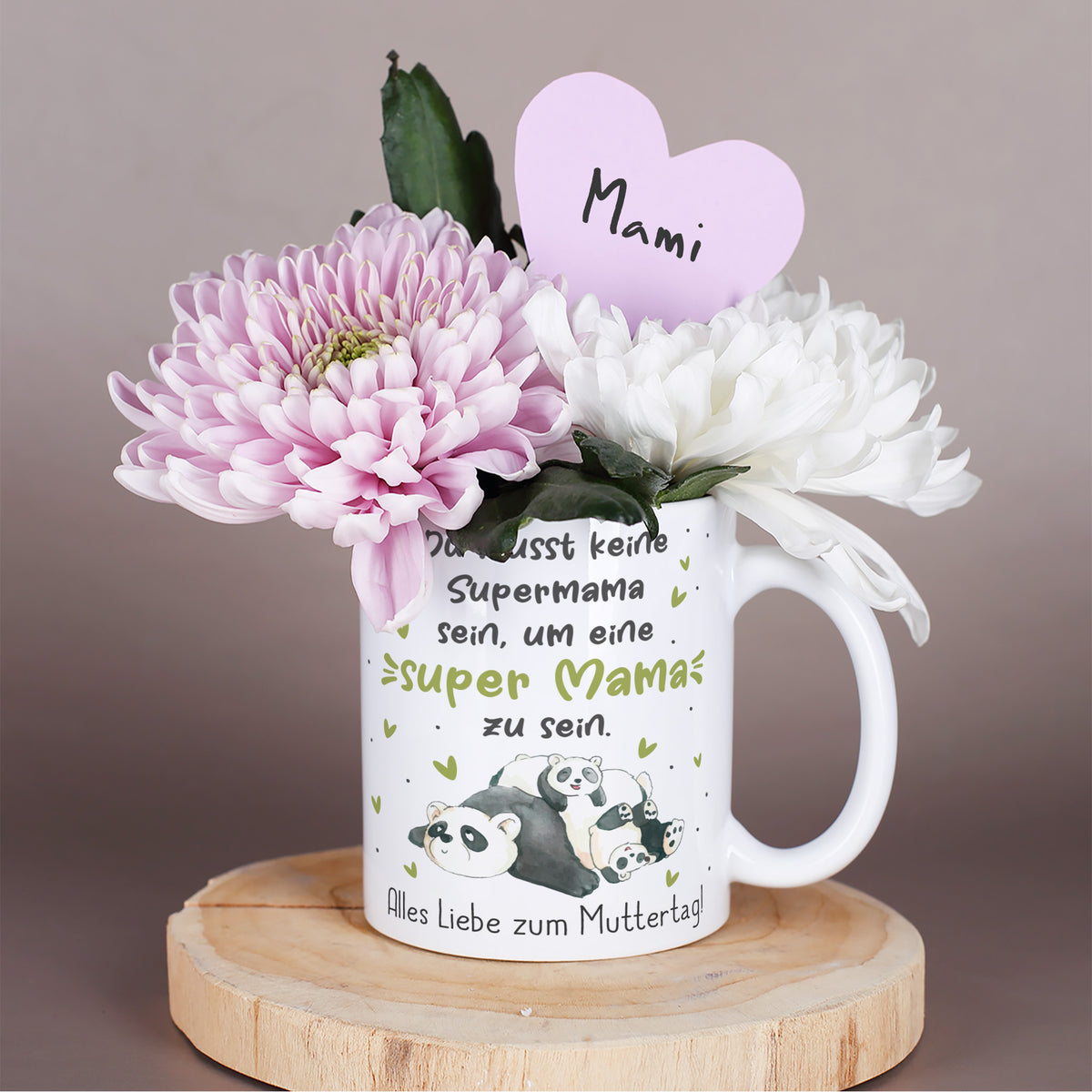 Personalisierte Tasse mit Blumen dekoriert als Muttertagsgeschenk mit Panda Motiv