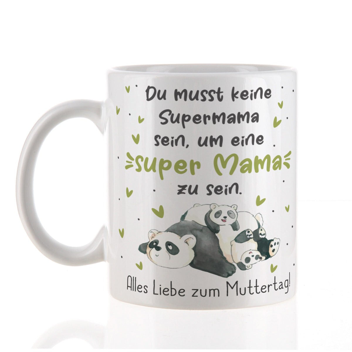 Freigestellte Tasse Super Mama mit Panda Motiv und Wunschtext auf weißem Hintergrund