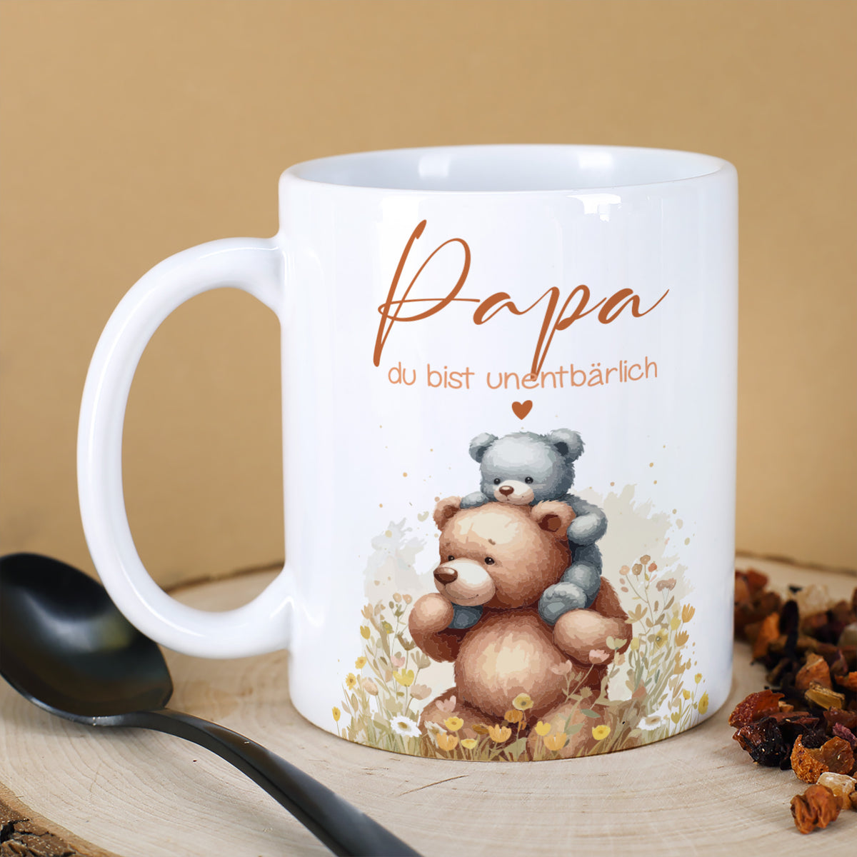 Weiße Fototasse mit rundem Kinderfoto und personalisiertem Text „Ben & Lilli“ auf grauem Untergrund.