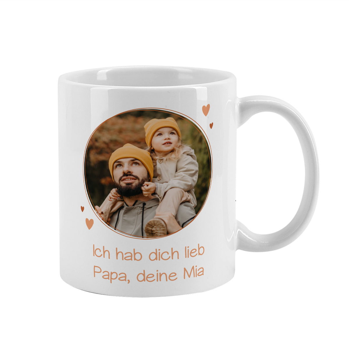 Freigestellte weiße Fototasse mit rundem Foto von Papa und Kind sowie dem Text „Ich hab dich lieb Papa, deine Mia“.