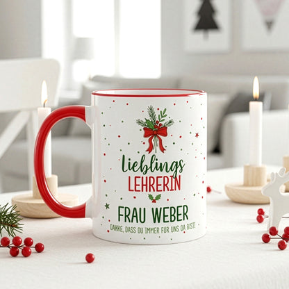 Dekorative Weihnachts-Keramiktasse mit „Lieblingslehrerin“-Aufdruck und Personalisierung auf einer festlich gedeckten Tafel.