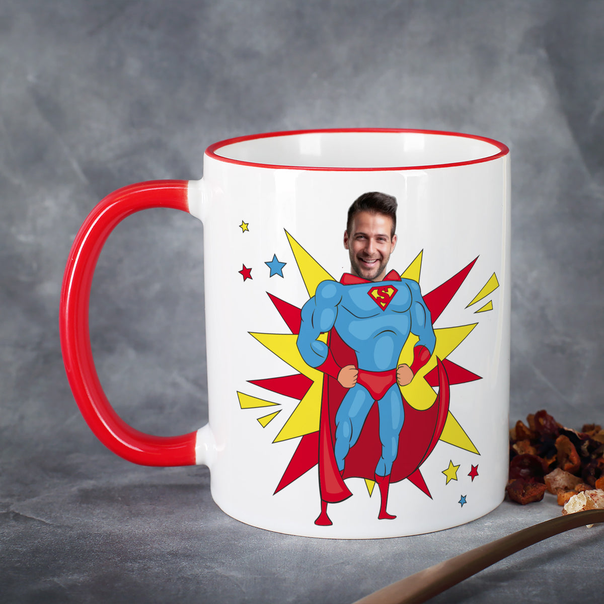 Vorderseite der personalisierten Tasse für Papa mit Foto im Superhelden-Motiv auf grauem Hintergrund