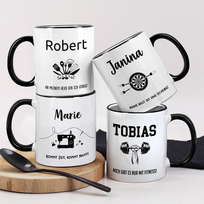 Mehrere Tassen mit verschiedenen Hobby-Designs zusammen angeordnet