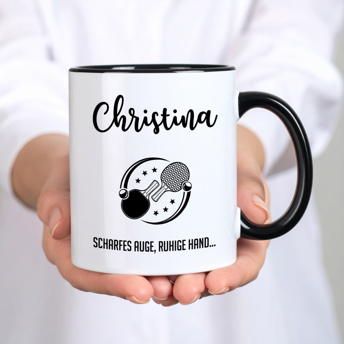 Tasse in Hand gehalten – Größenverhältnis und Motiv gut erkennbar