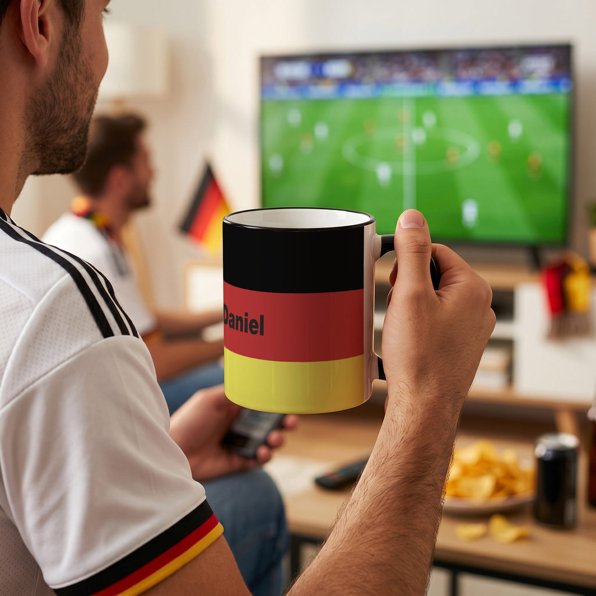 Weiße Tasse mit schwarzen Henkel und Deutschlandflagge bedruckt