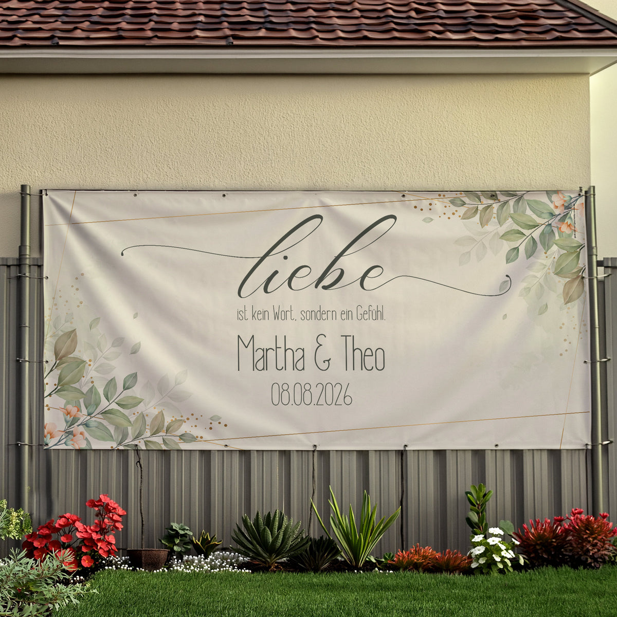 Personalisiertes Banner Hochzeit Liebe mit Namen und Datum am Zaun im Garten