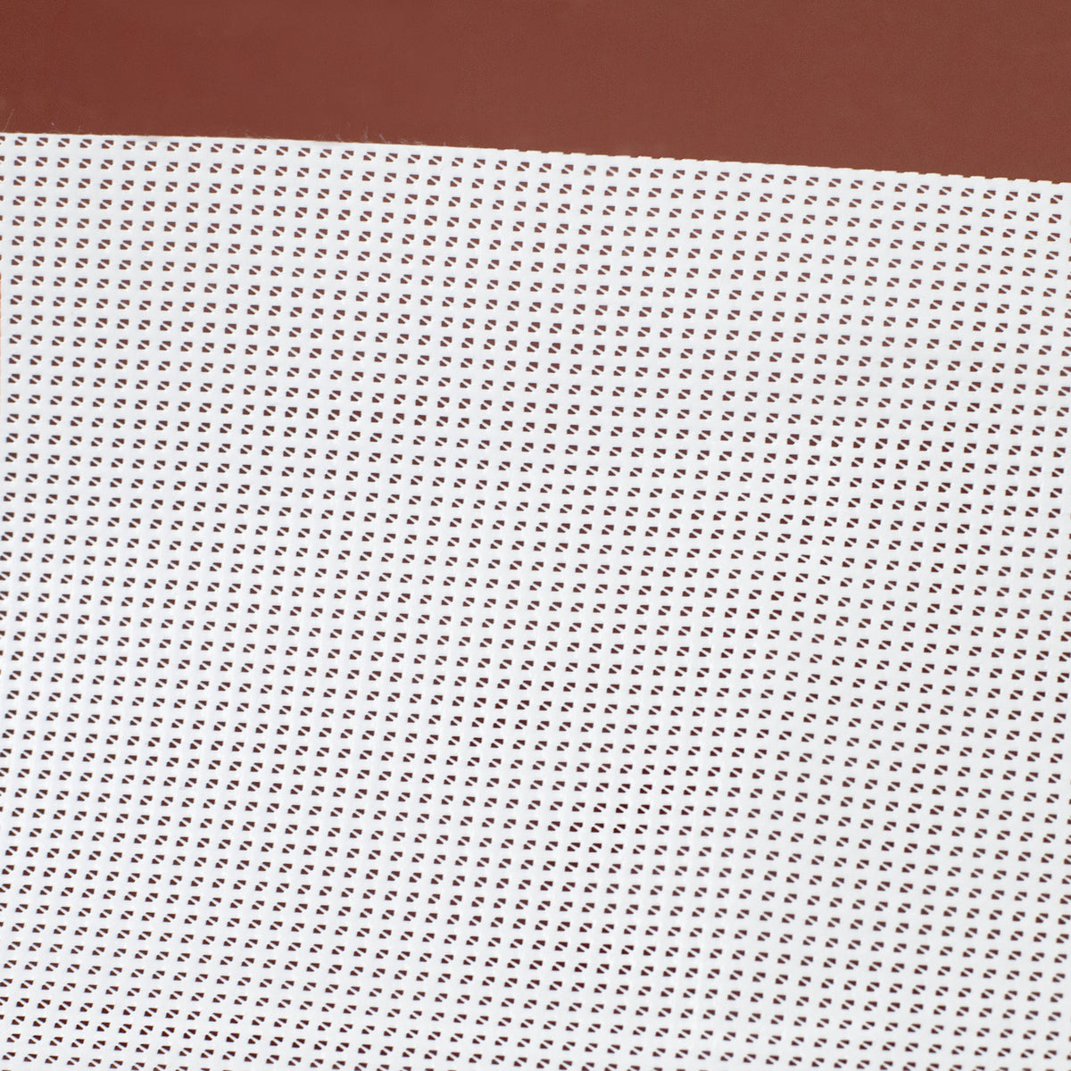 Detailaufnahme vom weißen Mesh-Material des Bauzaunbanners mit luftdurchlässigem Netzgewebe