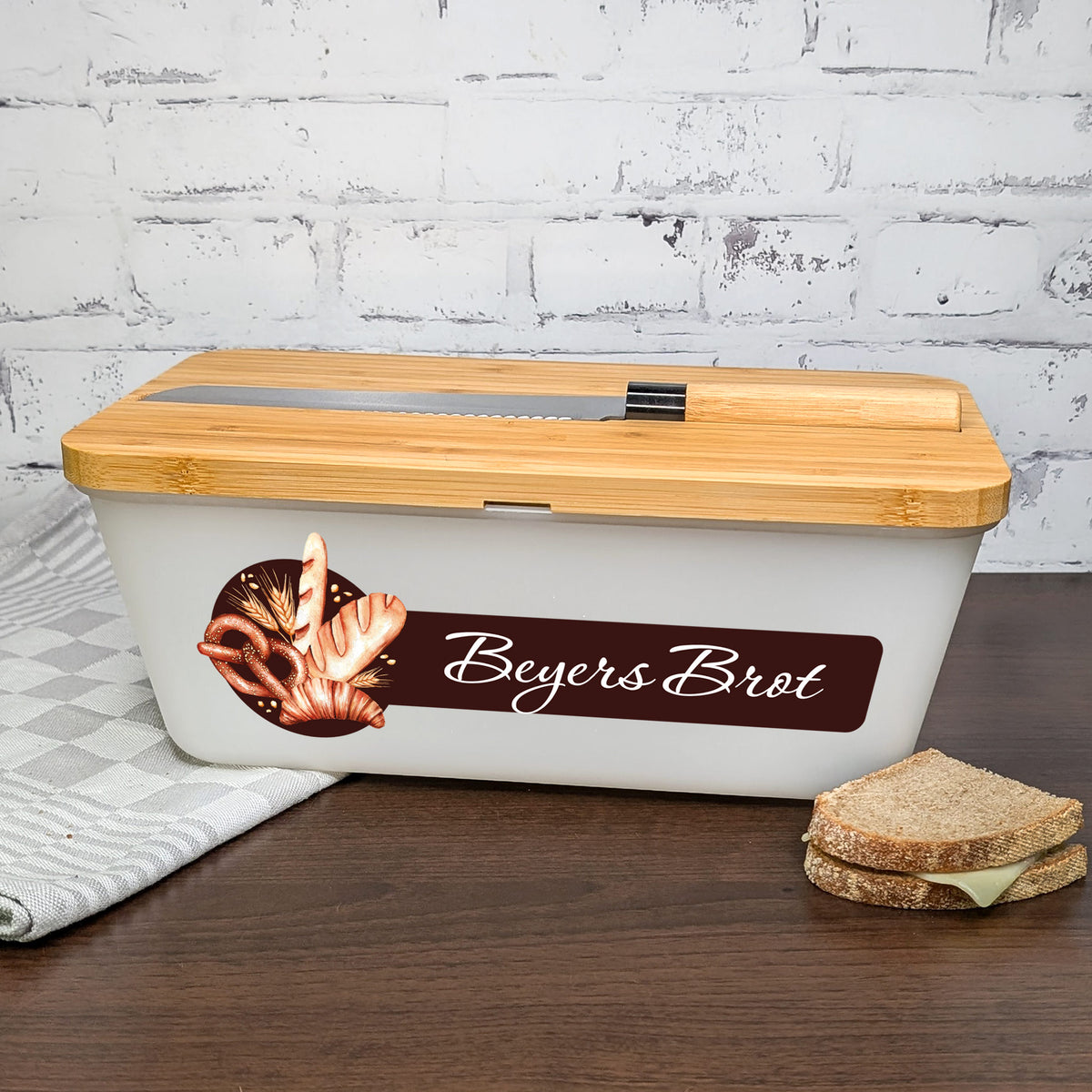 Brotbox mit Bambusdeckel und Aufdruck „Beyers Brot“ auf dunkelbraunem Hintergrund