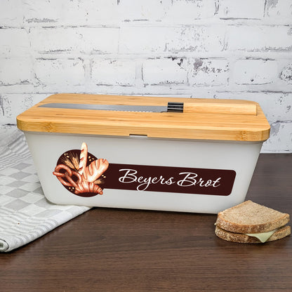 Brotbox mit Bambusdeckel und Aufdruck „Beyers Brot“ auf dunkelbraunem Hintergrund