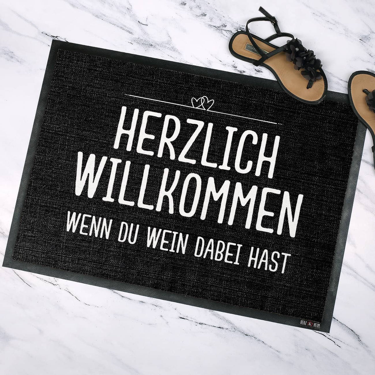 Herzlich Willkommen wenn du Wein dabei hast - Fussmatte mit Ihrem Spruch